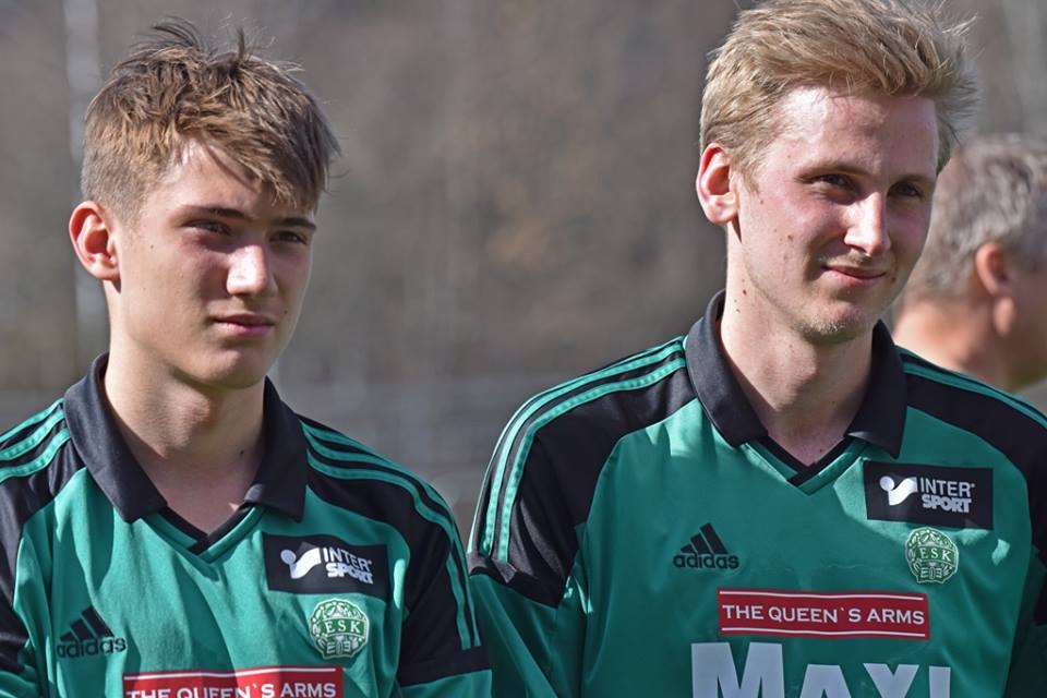 Kusinträff på konstgräset