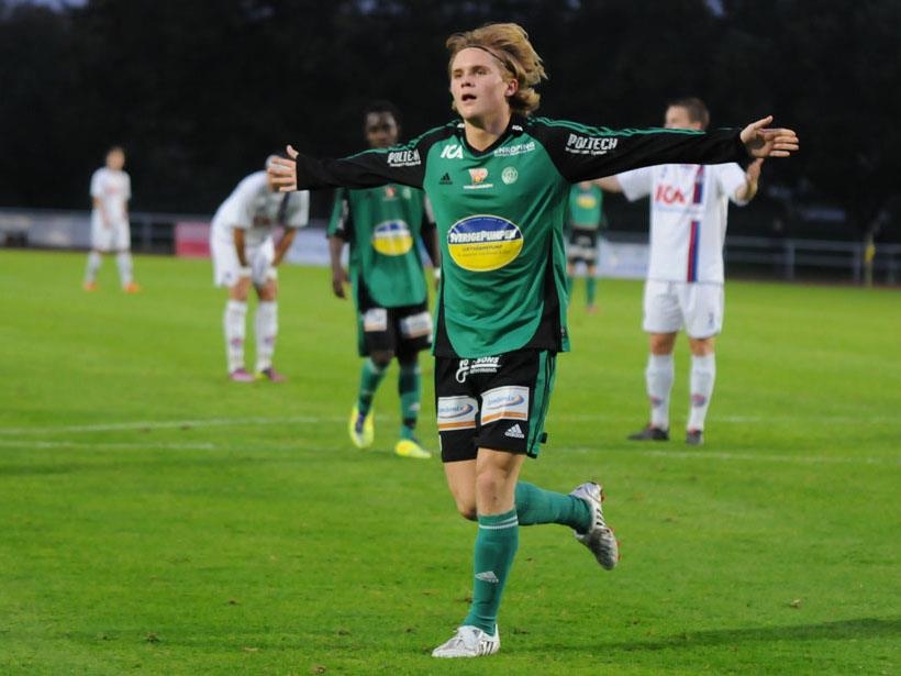 Joel klar för 2 år!